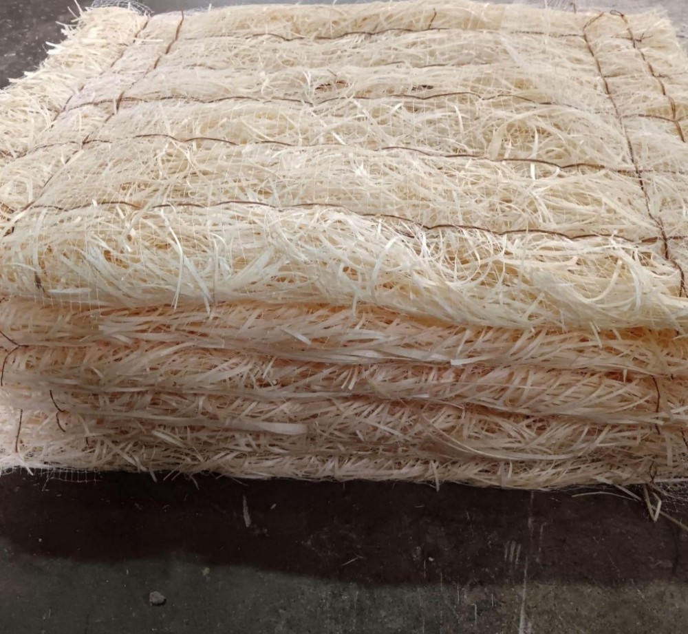 پوشال کولر آبی چیست؟ پوشال کولر آبی لایه‌ای از چوب باریک و تراشیده‌شده است که در دیواره‌های کولر قرار می‌گیرد. وقتی آب روی پوشال ریخته می‌شود و هوا از آن عبور می‌کند، هوا خنک شده و وارد محیط می‌شود. ### ✅ چرا پوشال مهم است؟  - **خنکی بیشتر**: پوشال بافت طبیعی دارد و توانایی بالایی در نگهداری آب و خنک‌کردن هوا دارد. - **هوای سالم‌تر**: پوشال تازه باعث می‌شود هوا بدون بو و تمیزتر وارد محیط شود. - **مصرف بهینه**: کولری که پوشال مناسب داشته باشد، انرژی و آب کمتری مصرف می‌کند.  ### 🔄 هر چند وقت باید پوشال تعویض شود؟ بهترین حالت این است که پوشال کولر **سالانه دو بار** عوض شود:  1. قبل از شروع تابستان 🌞 2. در نیمه تابستان (اوج گرما) 🌡️  ### 🌀 نکات بهداشتی کولر  - کف کولر را در طول تابستان حداقل **۲ تا ۳ بار بشویید** (هر ۴۵ روز یک‌بار). - آب کهنه و رسوب‌ها را تخلیه کنید و آب تازه بریزید. - این کار باعث افزایش عمر پوشال و جلوگیری از بوی بد می‌شود.   👉 نتیجه: با **پوشال باکیفیت و تعویض منظم**، کولر شما همیشه خنک، بهداشتی و بی‌صدا کار می کند